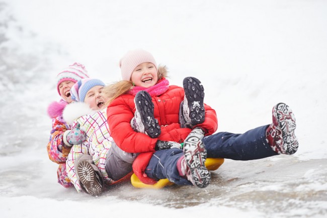Kinder beim Rodelspaß in Maria Alm