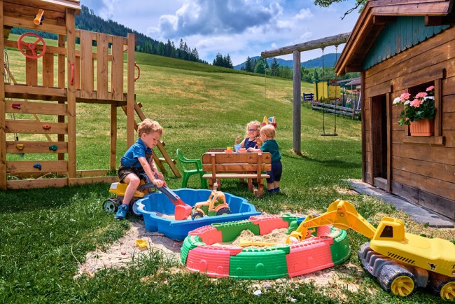 Spielplatz mit Sandkiste vorm Haus Obermühle