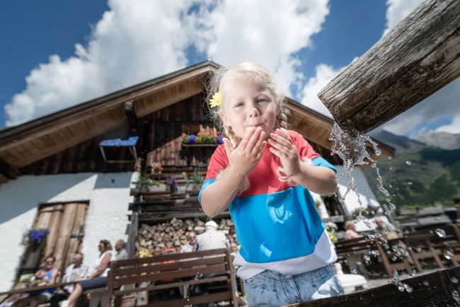 Kind beim Wasser trinken an einem Brunnen  © Hochkönig Tourismus GmbH