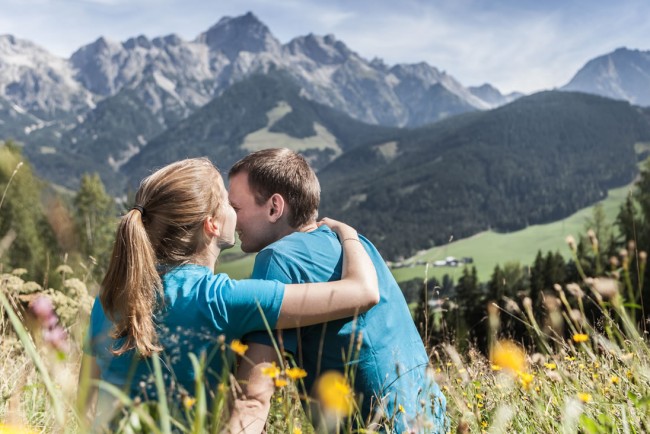 Pärchen genießt den herrlichen Ausblick  © Hochkönig Tourismus GmbH