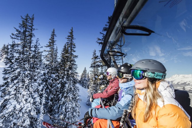 Freunde in einem Sessellift  © Hochkönig Tourismus GmbH