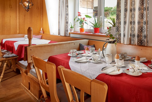 Gedeckter Frühstücksraum im Haus Obermühle