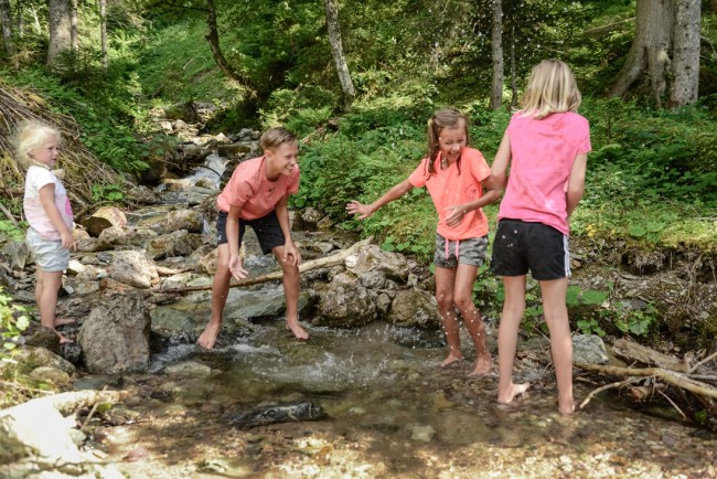 Kinder spielen in einem Bergbach © Hochkönig Tourismus GmbH 