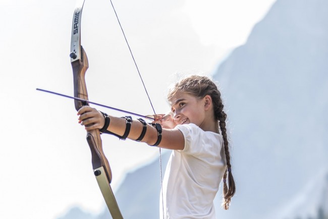 Mädchen beim Bogenschießen © Hochkönig Tourismus GmbH