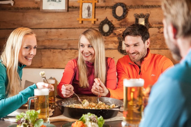 Freunde beim Genie&szlig;en auf einer Skih&uuml;tte &copy; Hochk&ouml;nig Tourismus GmbH